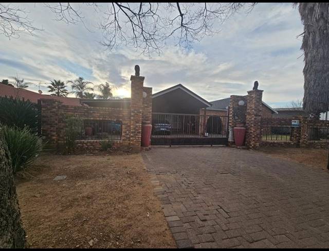 4 BEDROOM HOUSE FOR SALE IN VANDERBIJLPARK SW 2